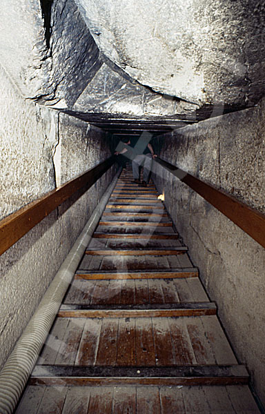 Rote Pyramide: Gang, Bild-Nr. Grßansicht: 345a/50