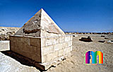 Rote Pyramide: Spitze / Pyramidion, Bild-Nr. 340a/21, Motivjahr: 2000, © fröse multimedia: Frank Fröse